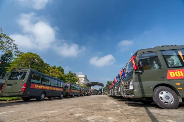 35 xe huyndai county 29 chỗ được thiếu gia, Phó TGĐ sinh năm 1998 bàn giao cho Bộ Quốc phòng, thực hiện nhiệm vụ thiêng liêng kéo dài 500 ngày đêm 35 xe huyndai county 29 chỗ được thiếu gia, Phó TGĐ sinh năm 1998 bàn giao cho Bộ Quốc phòng, thực hiện nhiệm vụ thiêng liêng kéo dài 500 ngày đêm