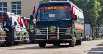 35 xe huyndai county 29 chỗ được thiếu gia, Phó TGĐ sinh năm 1998 bàn giao cho Bộ Quốc phòng, thực hiện nhiệm vụ thiêng liêng kéo dài 500 ngày đêm