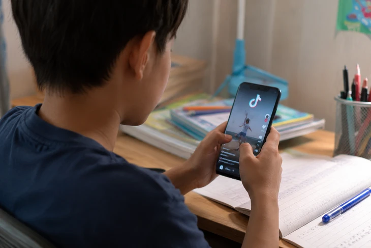 Anh chính thức cấm trẻ dưới 16 tuổi dùng mạng xã hội, siết cả nền tảng chơi game và livestream Anh chính thức cấm trẻ dưới 16 tuổi dùng mạng xã hội, siết cả nền tảng chơi game và livestream