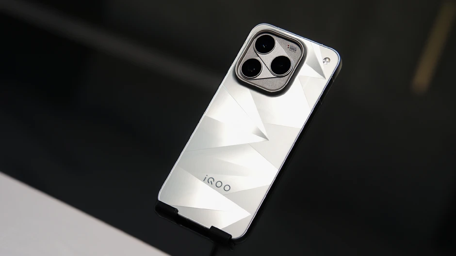 Ảnh thực tế iQOO 16: Điện thoại Snapdragon 8 Elite Gen 6, dùng màn hình Samsung xịn nhất, pin 8.400mAh mà giá rẻ hơn cả iPhone 17