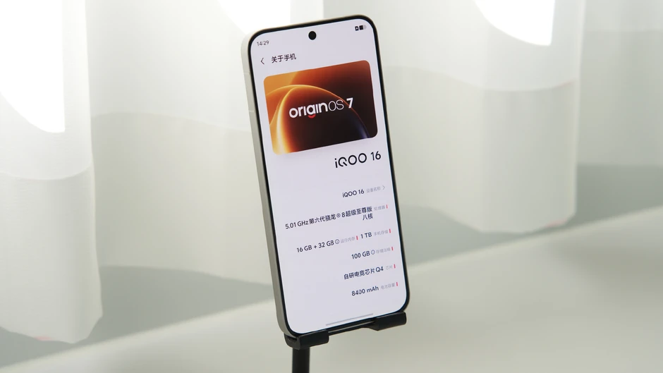 Ảnh thực tế iQOO 16: Điện thoại Snapdragon 8 Elite Gen 6, dùng màn hình Samsung xịn nhất, pin 8.400mAh mà giá rẻ hơn cả iPhone 17