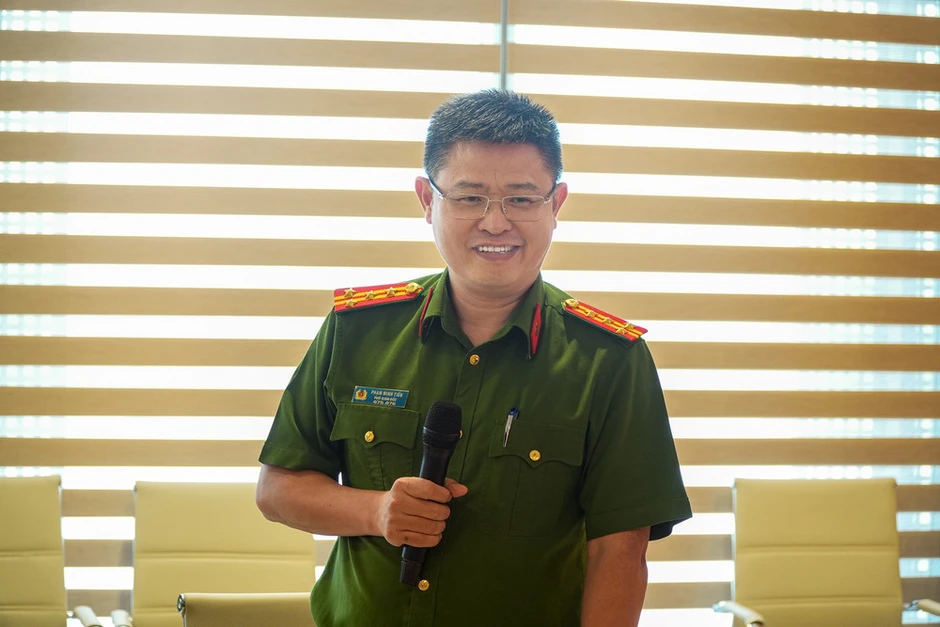 Bộ Công an trao Giấy chứng nhận kinh doanh dịch vụ trung gian dữ liệu cho FPT Bộ Công an trao Giấy chứng nhận kinh doanh dịch vụ trung gian dữ liệu cho FPT