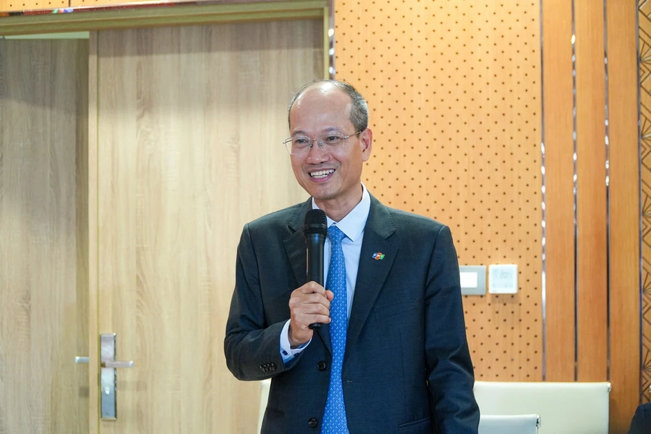 Bộ Công an trao Giấy chứng nhận kinh doanh dịch vụ trung gian dữ liệu cho FPT Bộ Công an trao Giấy chứng nhận kinh doanh dịch vụ trung gian dữ liệu cho FPT