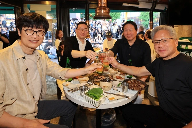 CEO Nvidia gây sốt: Ăn nhậu ở phố đi bộ cùng các trùm công nghệ Hàn Quốc CEO Nvidia gây sốt: Ăn nhậu ở phố đi bộ cùng các trùm công nghệ Hàn Quốc