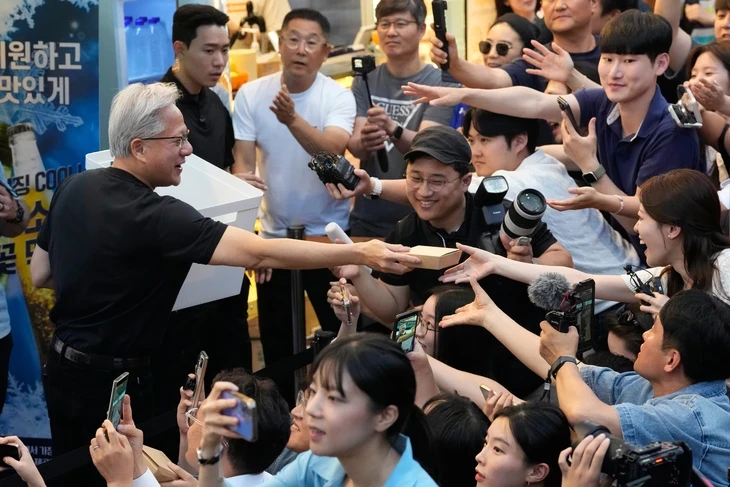 CEO Nvidia gây sốt: Ăn nhậu ở phố đi bộ cùng các trùm công nghệ Hàn Quốc CEO Nvidia gây sốt: Ăn nhậu ở phố đi bộ cùng các trùm công nghệ Hàn Quốc