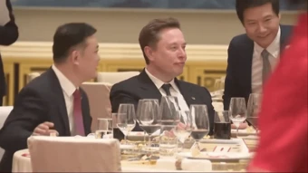 Chiếc điện thoại được CEO Xiaomi dùng để selfie với Elon Musk