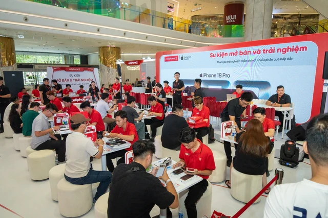 Chính thức mở bán iPhone 18 Pro series: Người Việt xếp hàng từ sáng sớm chờ nhận máy, bản "Pro Max" màu mới vẫn cháy hàng Chính thức mở bán iPhone 18 Pro series: Người Việt xếp hàng từ sáng sớm chờ nhận máy, bản "Pro Max" màu mới vẫn cháy hàng