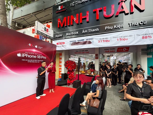 Chính thức mở bán iPhone 18 Pro series: Người Việt xếp hàng từ sáng sớm chờ nhận máy, bản "Pro Max" màu mới vẫn cháy hàng Chính thức mở bán iPhone 18 Pro series: Người Việt xếp hàng từ sáng sớm chờ nhận máy, bản "Pro Max" màu mới vẫn cháy hàng