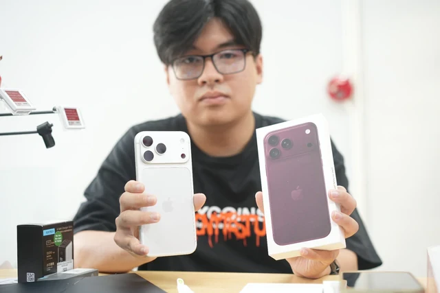 Chính thức mở bán iPhone 18 Pro series: Người Việt xếp hàng từ sáng sớm chờ nhận máy, bản "Pro Max" màu mới vẫn cháy hàng Chính thức mở bán iPhone 18 Pro series: Người Việt xếp hàng từ sáng sớm chờ nhận máy, bản "Pro Max" màu mới vẫn cháy hàng