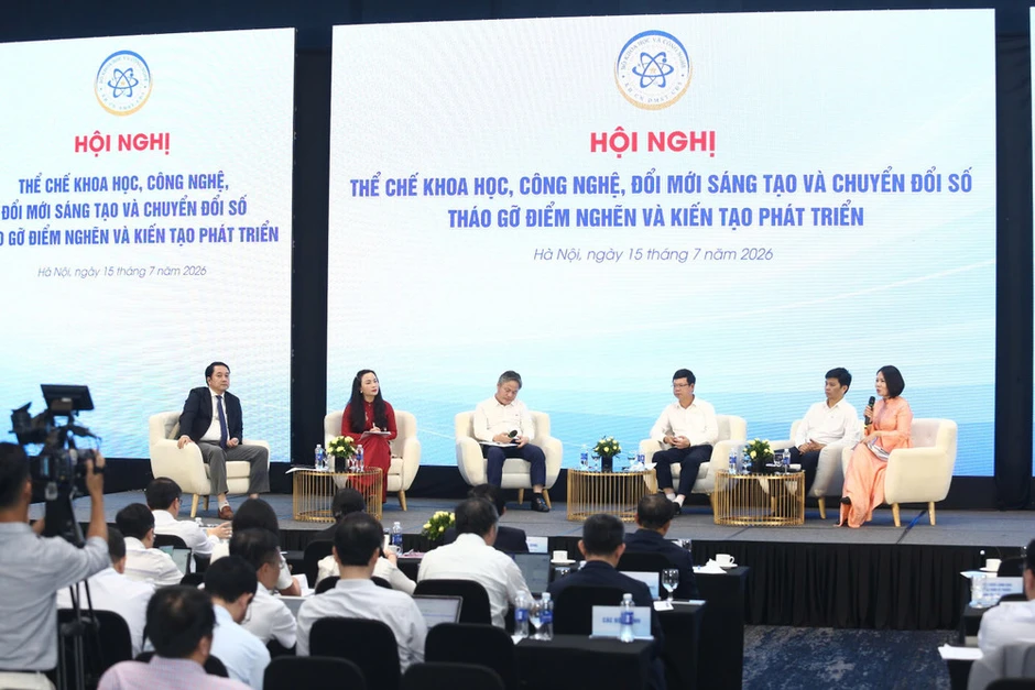 Chuyển từ hoàn thiện thể chế sang triển khai các nhiệm vụ khoa học, công nghệ Chuyển từ hoàn thiện thể chế sang triển khai các nhiệm vụ khoa học, công nghệ