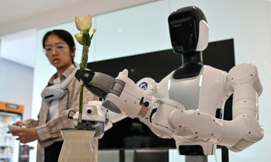 Dịch vụ dọn dẹp bằng con người kết hợp robot