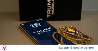 Điện thoại T1 của Trump Mobile vừa đến tay khách hàng đã gặp tranh cãi