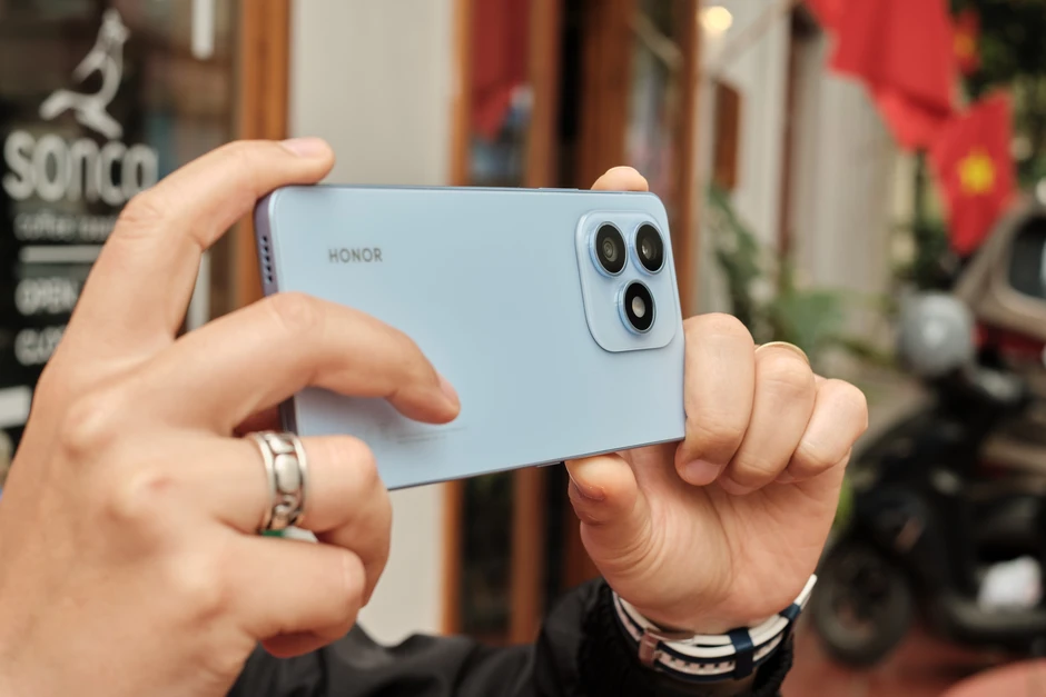 Điện thoại tầm trung mỏng nhẹ có pin 7.000 mAh Điện thoại tầm trung mỏng nhẹ có pin 7.000 mAh