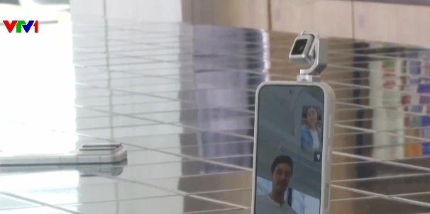 Điện thoại tích hợp robot, tự xoay camera bám theo người dùng Điện thoại tích hợp robot, tự xoay camera bám theo người dùng