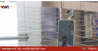 Điện thoại tích hợp robot, tự xoay camera bám theo người dùng