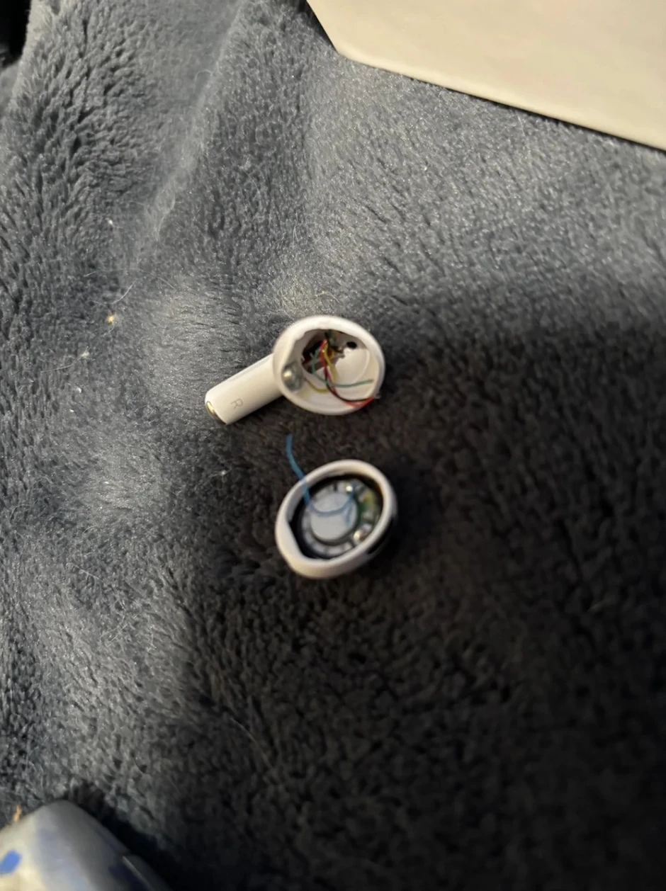 Dùng AirPods Pro 3 mãi mà không biết là hàng giả, đến khi tai nghe bị hỏng mới nhận ra