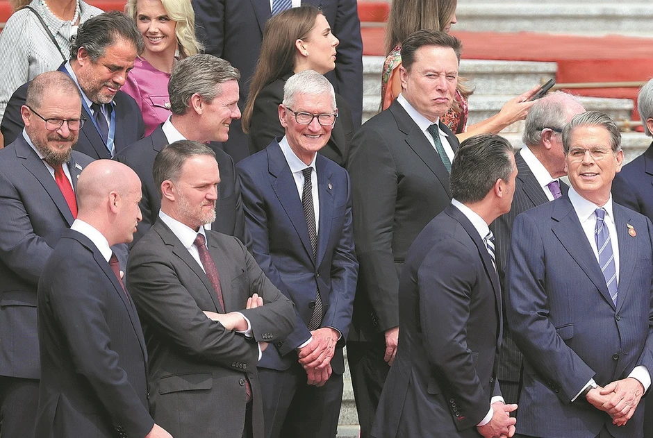 Elon Musk, Tim Cook cùng dàn CEO Mỹ tháp tùng ông Trump tới Trung Quốc làm gì? Elon Musk, Tim Cook cùng dàn CEO Mỹ tháp tùng ông Trump tới Trung Quốc làm gì?