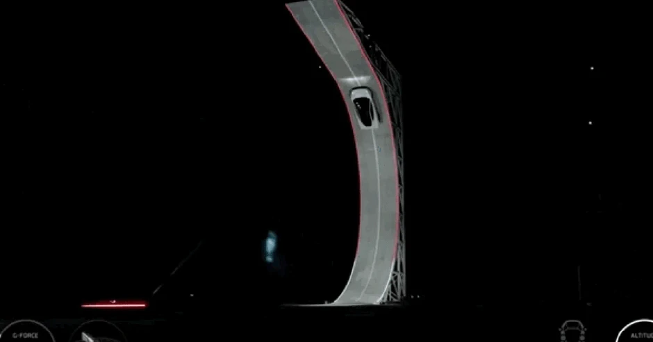 Elon Musk vừa khiến cả thế giới sửng sốt: Ô tô lộn ngược, bật "như tôm" giữa không trung rồi bay đáp đất nhẹ tênh