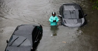 Gặp mưa lớn, "Hà Nội nước chỉ đến chân, Bangkok ngập cả nửa người": Vì sao lại thế?