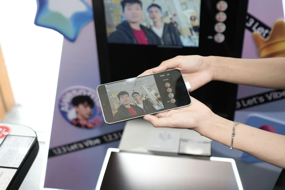 Giới trẻ săn vé đêm nhạc Samsung và quà tặng hợp tác cùng HIEUTHUHAI Giới trẻ săn vé đêm nhạc Samsung và quà tặng hợp tác cùng HIEUTHUHAI