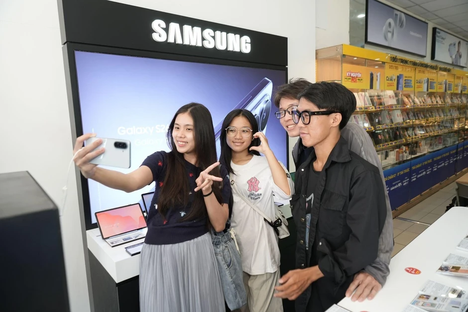 Giới trẻ săn vé đêm nhạc Samsung và quà tặng hợp tác cùng HIEUTHUHAI Giới trẻ săn vé đêm nhạc Samsung và quà tặng hợp tác cùng HIEUTHUHAI