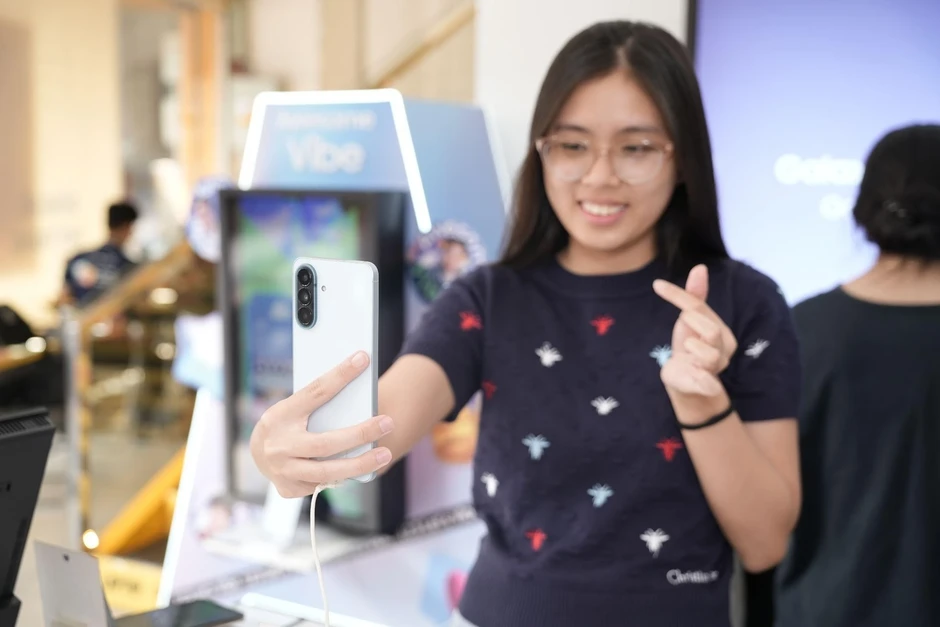 Giới trẻ săn vé đêm nhạc Samsung và quà tặng hợp tác cùng HIEUTHUHAI Giới trẻ săn vé đêm nhạc Samsung và quà tặng hợp tác cùng HIEUTHUHAI