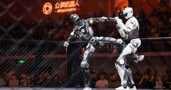 Hai robot hình người đấu võ: Bị đối thủ đá rơi đầu vẫn tiếp tục thi đấu