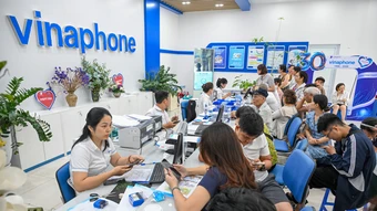 Hàng nghìn người đi xác thực thuê bao di động