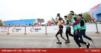 Hơn 300 robot hình người tham gia cuộc đua bán marathon ở Bắc Kinh