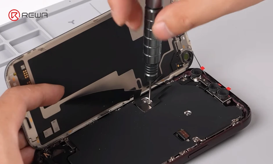 iPhone 18 Pro vừa bị ‘mổ bụng’, hé lộ bí mật Apple giấu kín bên trong iPhone 18 Pro vừa bị ‘mổ bụng’, hé lộ bí mật Apple giấu kín bên trong