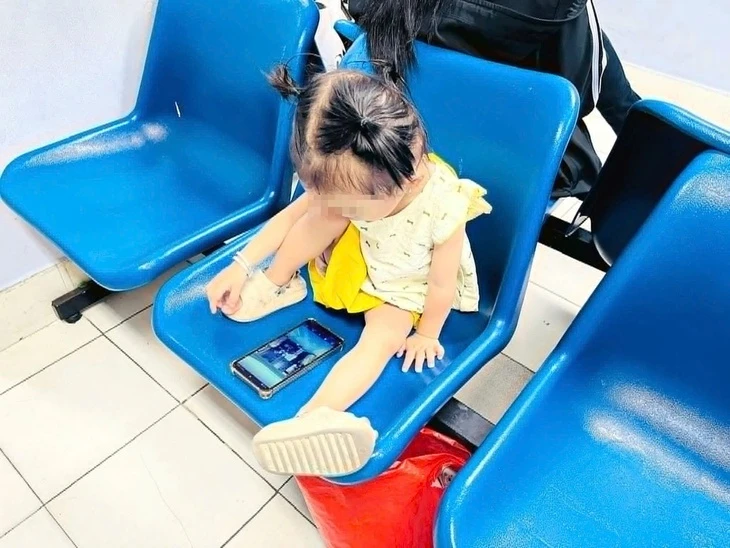 Không thể giao trẻ em cho mạng xã hội: Nhiều trẻ mắc kẹt trong màn hình Không thể giao trẻ em cho mạng xã hội: Nhiều trẻ mắc kẹt trong màn hình
