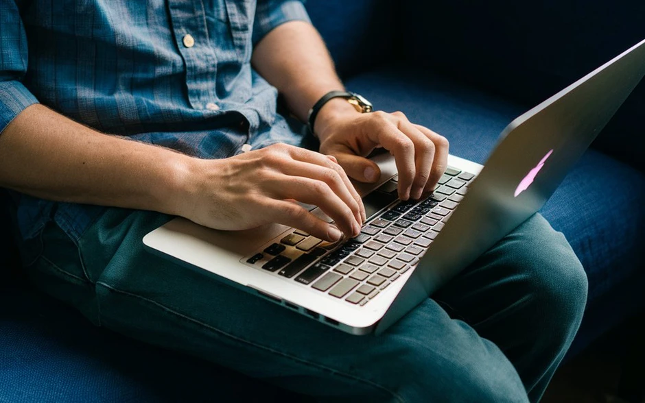 Lời khuyên cho những người hay có thói quen đặt laptop lên đùi Lời khuyên cho những người hay có thói quen đặt laptop lên đùi