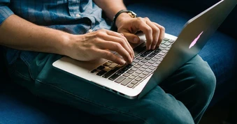 Lời khuyên cho những người hay có thói quen đặt laptop lên đùi