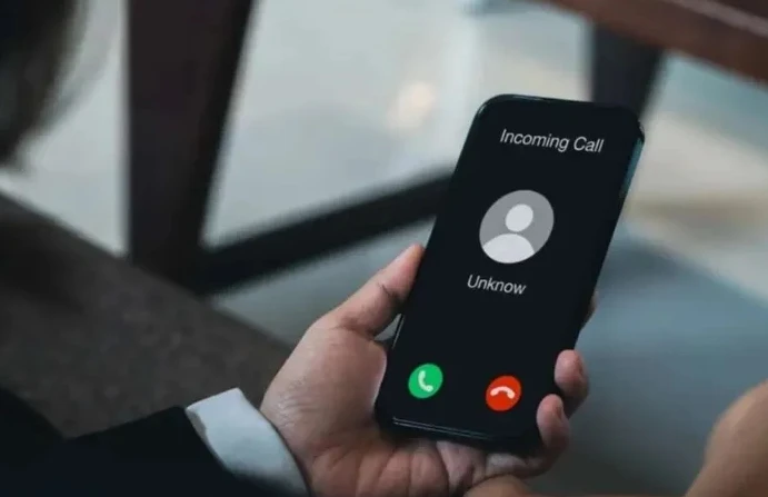 Lời khuyên cho những người hay nghe điện thoại số lạ: Đừng vội trả lời "chính là tôi" Lời khuyên cho những người hay nghe điện thoại số lạ: Đừng vội trả lời "chính là tôi"