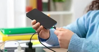 Lời khuyên cho những người thường xuyên sạc điện thoại đến 100%