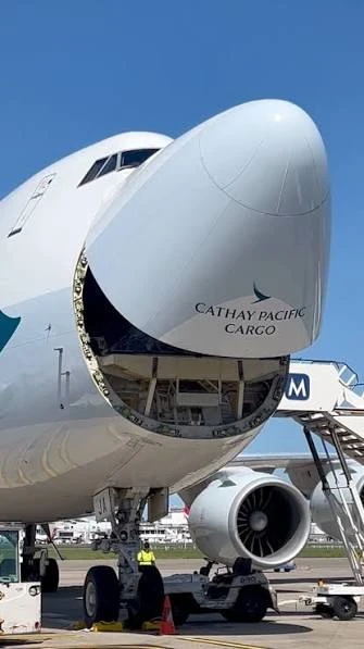 Một chiếc Boeing 747 khổng lồ dài hơn 70 m, sải cánh 64 m, sở hữu 4 động cơ, chở được tới 127 tấn hàng, cất cánh từ sân bay Tân Sơn Nhất