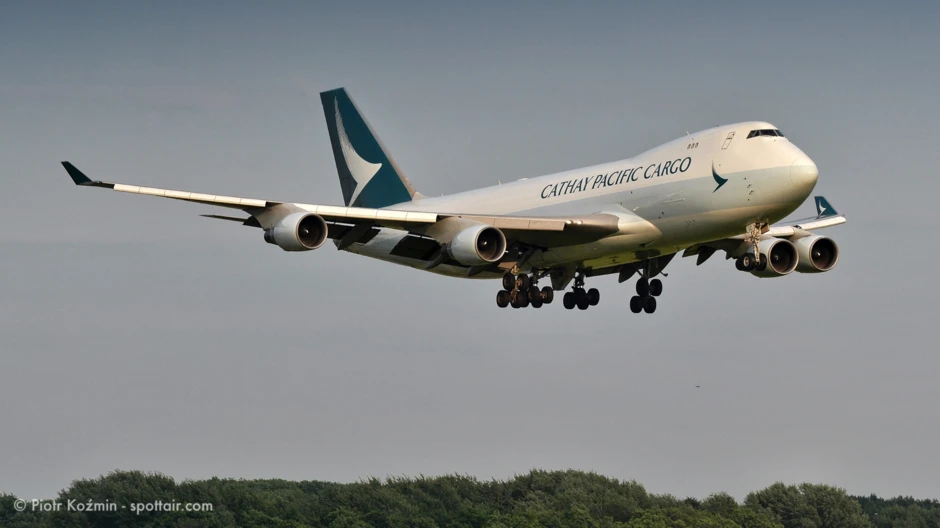 Một chiếc Boeing 747 khổng lồ dài hơn 70 m, sải cánh 64 m, sở hữu 4 động cơ, chở được tới 127 tấn hàng, cất cánh từ sân bay Tân Sơn Nhất