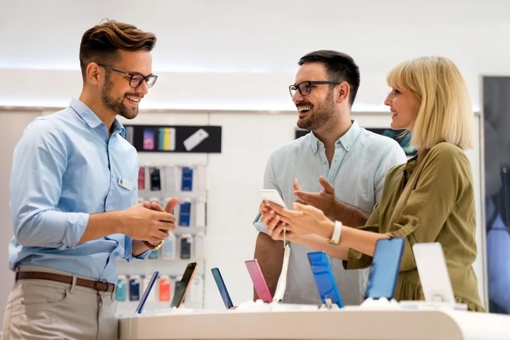 Nên mua điện thoại trực tuyến hay đến cửa hàng? Nên mua điện thoại trực tuyến hay đến cửa hàng?
