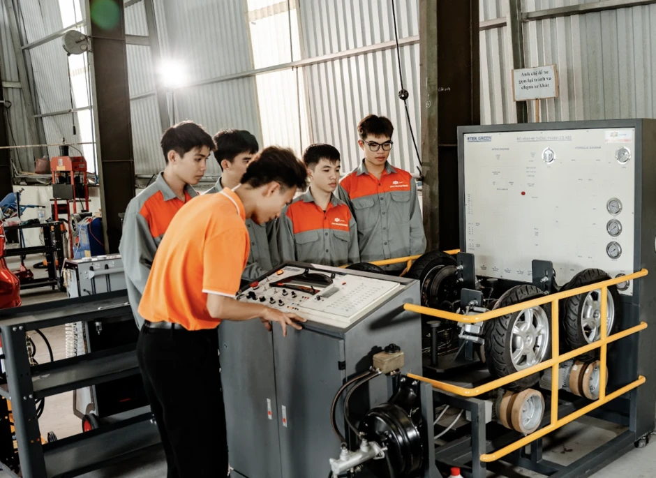 Ngành ô tô thời xe điện: 2K8 cần học gì để ra trường làm được việc? Ngành ô tô thời xe điện: 2K8 cần học gì để ra trường làm được việc?
