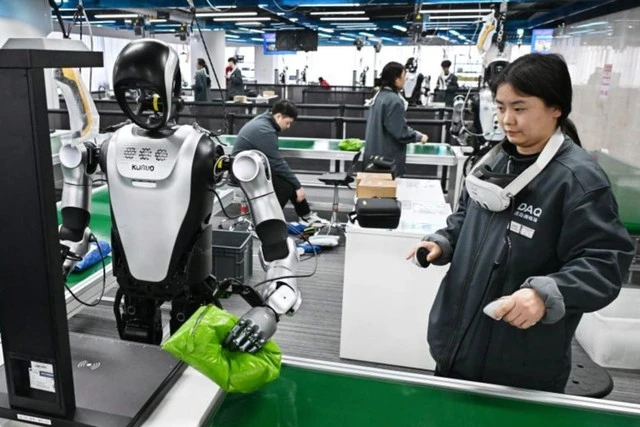 Nghề huấn luyện robot tại Trung Quốc: Rửa bát 200 lần/ngày kiếm 25 triệu, ngậm ngùi "dạy việc" cho sẽ kẻ cướp chén cơm của mình Nghề huấn luyện robot tại Trung Quốc: Rửa bát 200 lần/ngày kiếm 25 triệu, ngậm ngùi "dạy việc" cho sẽ kẻ cướp chén cơm của mình