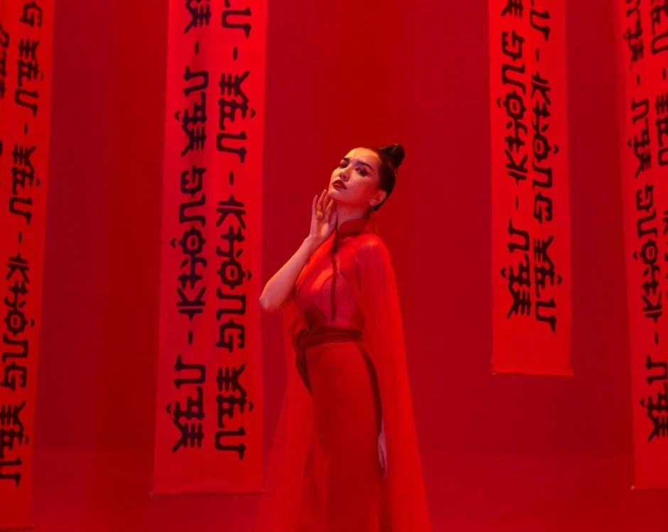 Nghệ sĩ 'tự hủy' khi tung MV cùng lúc với Sơn Tùng M-TP? Nghệ sĩ 'tự hủy' khi tung MV cùng lúc với Sơn Tùng M-TP?