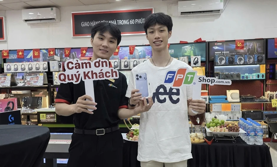 Người Việt dậy sớm xếp hàng dài mua iPhone 18 Người Việt dậy sớm xếp hàng dài mua iPhone 18
