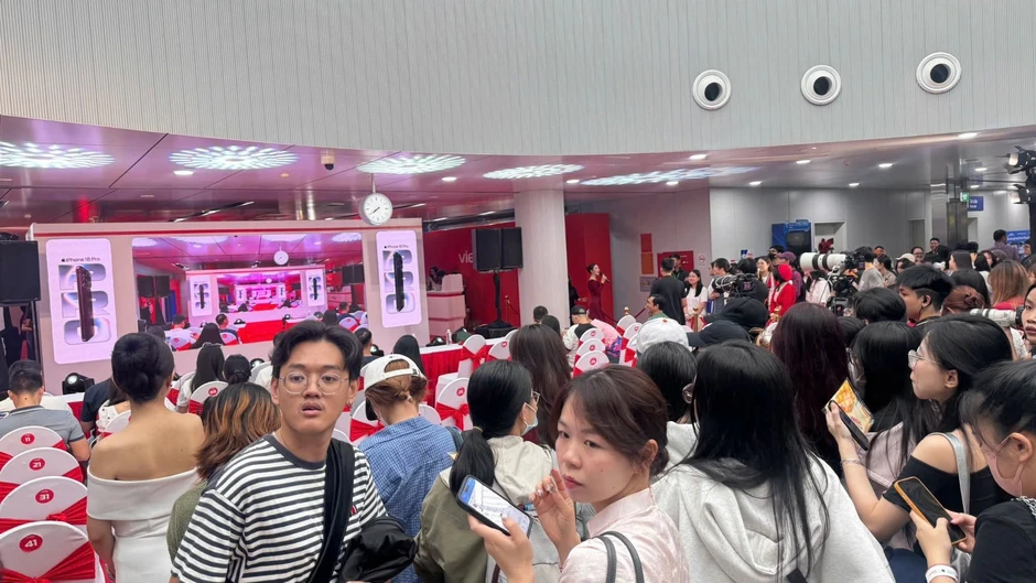 Người Việt dậy sớm xếp hàng dài mua iPhone 18 Người Việt dậy sớm xếp hàng dài mua iPhone 18