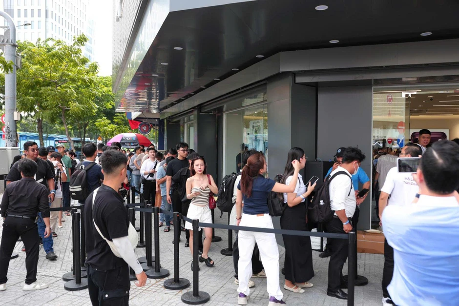 Người Việt dậy sớm xếp hàng dài mua iPhone 18 Người Việt dậy sớm xếp hàng dài mua iPhone 18