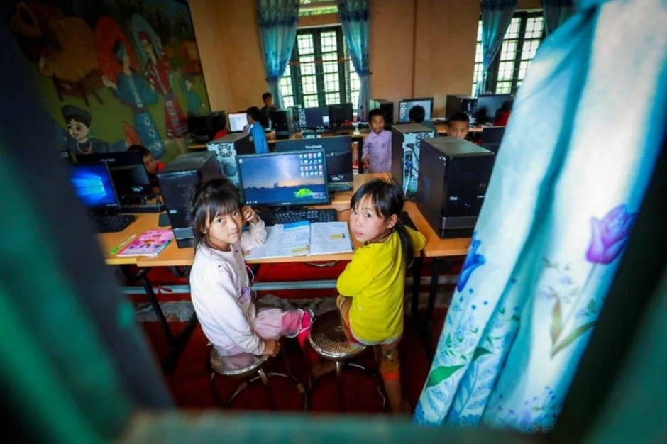 Những người mang Internet đến với trường học: ‘Ánh mắt thầy và trò khiến chúng tôi nhớ mãi’ Những người mang Internet đến với trường học: ‘Ánh mắt thầy và trò khiến chúng tôi nhớ mãi’