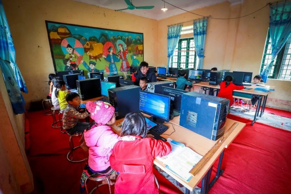 Những người mang Internet đến với trường học: ‘Ánh mắt thầy và trò khiến chúng tôi nhớ mãi’ Những người mang Internet đến với trường học: ‘Ánh mắt thầy và trò khiến chúng tôi nhớ mãi’