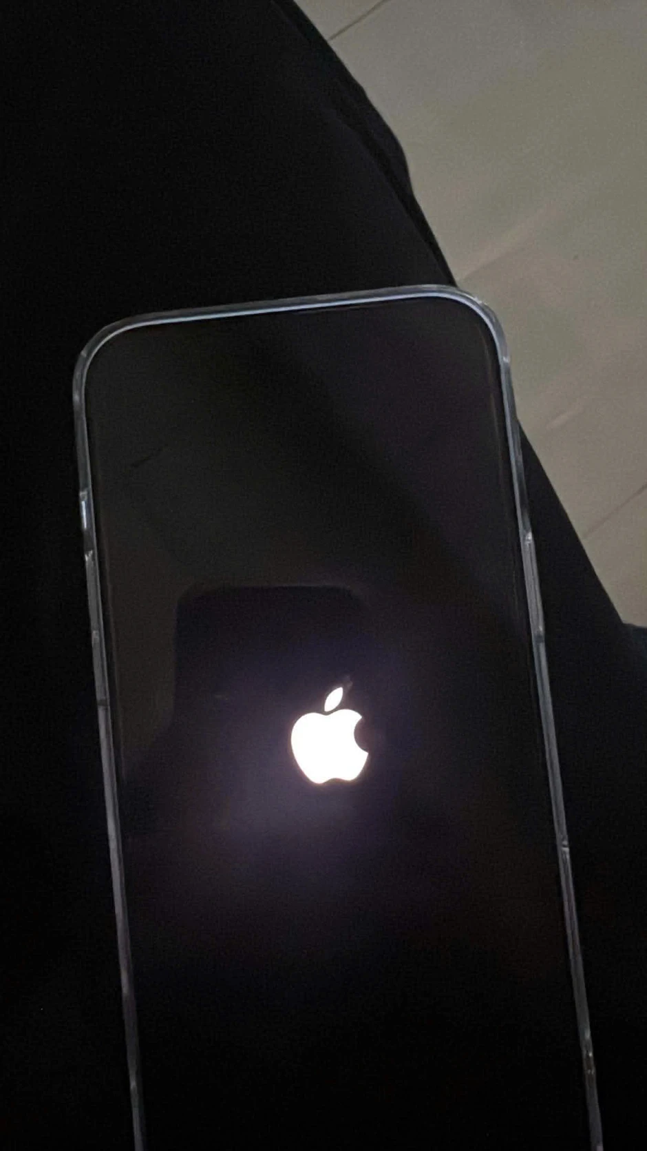 Niềm vui ngắn chẳng tày gang: iPhone 18 Pro Max mới tinh vừa mua ngay ngày đầu mở bán, về đã xuất hiện lỗi lạ Niềm vui ngắn chẳng tày gang: iPhone 18 Pro Max mới tinh vừa mua ngay ngày đầu mở bán, về đã xuất hiện lỗi lạ