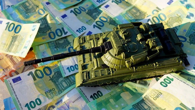 Pháp đang tìm cách thu lợi từ việc bán vũ khí cho Ukraine Pháp đang tìm cách thu lợi từ việc bán vũ khí cho Ukraine