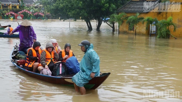 Phát huy công nghệ mới trong dự báo, cảnh báo sớm thiên tai Phát huy công nghệ mới trong dự báo, cảnh báo sớm thiên tai