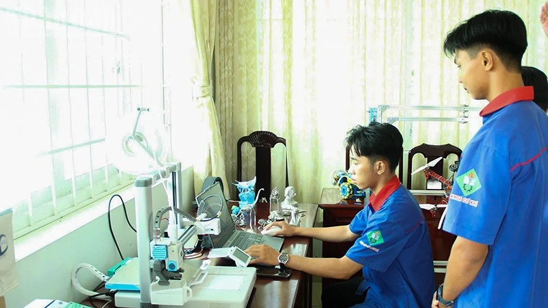 Phát huy vai trò của đội ngũ trí thức Vĩnh Long trong tiến trình chuyển đổi số Phát huy vai trò của đội ngũ trí thức Vĩnh Long trong tiến trình chuyển đổi số
